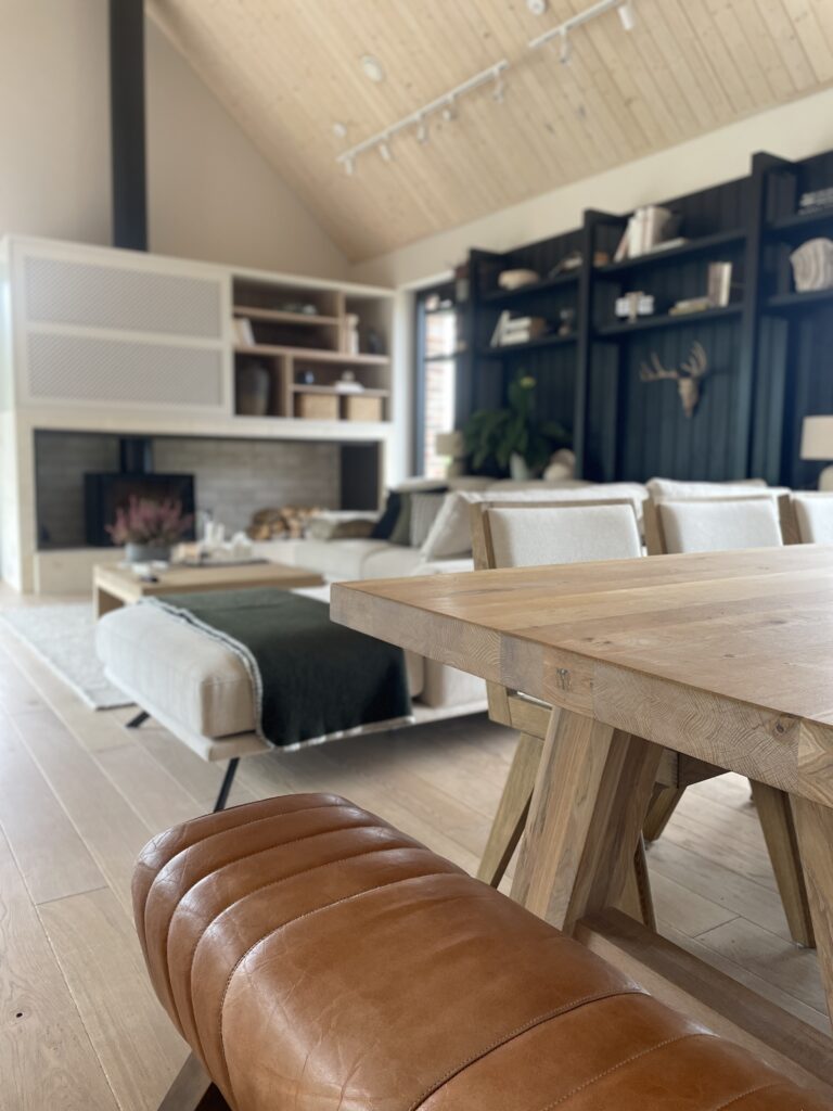 Wnętrze domu Zagroda Śląska zaprojektowanego przez SOHA – drewniany stół, jasne tkaniny i naturalne materiały tworzące ciepły, harmonijny klimat.