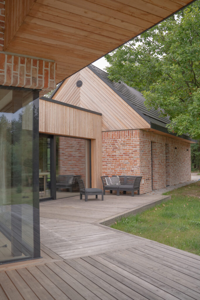 Realizacja domu jednorodzinnego w stylu naturalnym wykonana pod nadzorem SOHA – przykład dobrze zorganizowanej budowy prowadzonej krok po kroku, z dbałością o detale i harmonię materiałów.