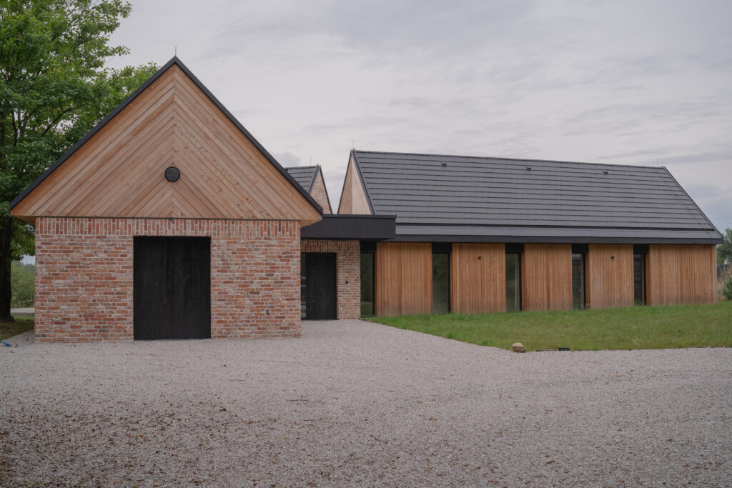 Dom jednorodzinny w stylu nowoczesnej stodoły pierwszą realizacją usługi Soha Project - organizacja budowy i Soha Design - projektowanie wnętrz.