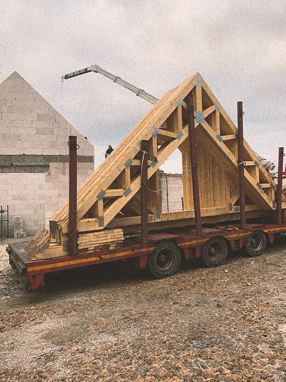 Drewniana konstrukcja domu na etapie montażu – przykład dobrze zaplanowanej organizacji budowy, prowadzonej przez SOHA od fundamentów po wnętrze.