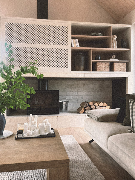 Nowoczesny salon z kominkiem i regałem na drewno – projekt wnętrz SOHA Design w stylu skandynawskim